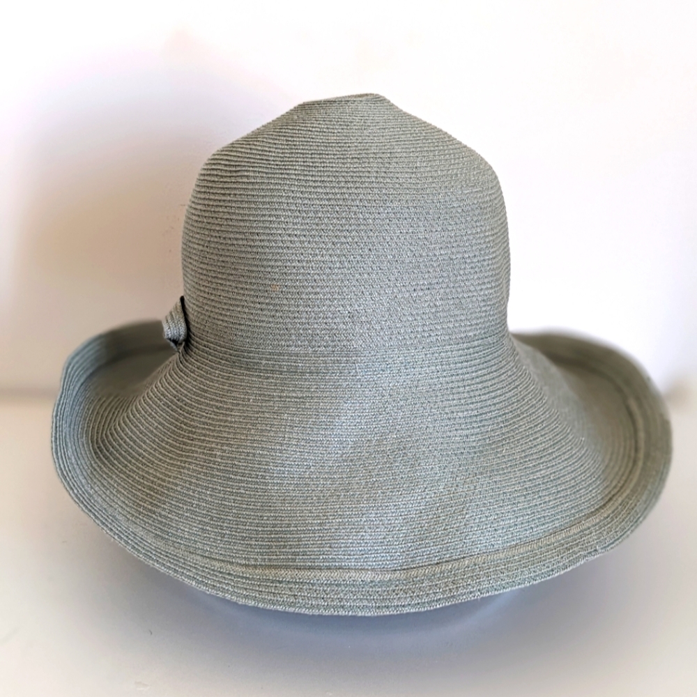 Jennifer Ouellette wide brim sun hat.